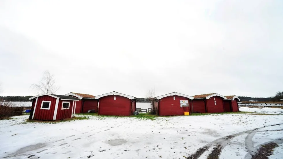 Omstridda. Så sent som för några veckor sedan sade flera ledande politiker i Västervik att stugorna i Blankaholm borde få stå kvar. Länsstyrelsen tycker däremot inte att det går att förlänga bygglovet.