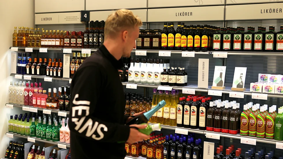  Linus Tirsell handlar trots att Systembolaget höjer priserna.