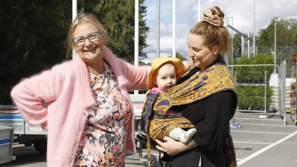Annika Lantz 70 år, pensionär, Flen: "Fler butiker i Flen är jättebra, jag vill inte åka iväg för att handla. Ett Ikea önskar jag mig! Det behöver inte alltid vara Rusta".

Jonna Hedvig Lantz, 34, grävmaskinförare, Mellösa: "Jag vill ha fler restauranger, eller en blombutik. Inga fler billighetsaffärer. Hellre lite fler mindre trevliga originella butiker, för att få upp mysighetsfaktorn som Flen hade en gång i tiden", säger hon, med lilla Siri i sjal på magen.