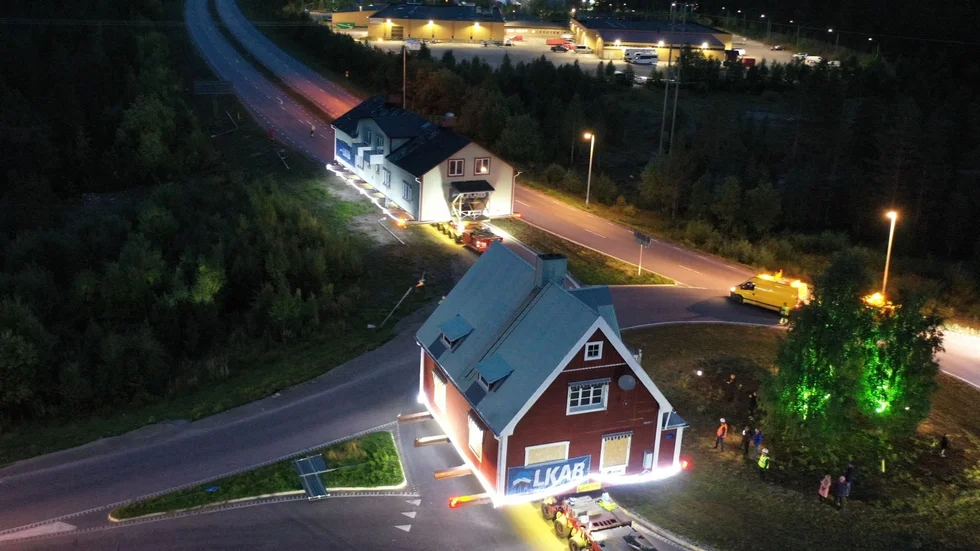 Här är två av husen på vägen genom rondellen vid Mellanvägen.
