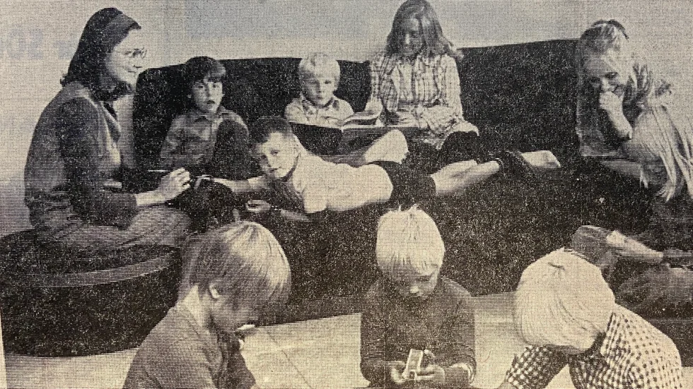 En interiör från fritidshemmet Blåsippan i Katrineholm. Personalen som leker med barnen är, från vänster, fritidspedagog Birgitta Smith, praktikanten Lillemor Sjögren och fritidspedagog Kerstin Moberg.