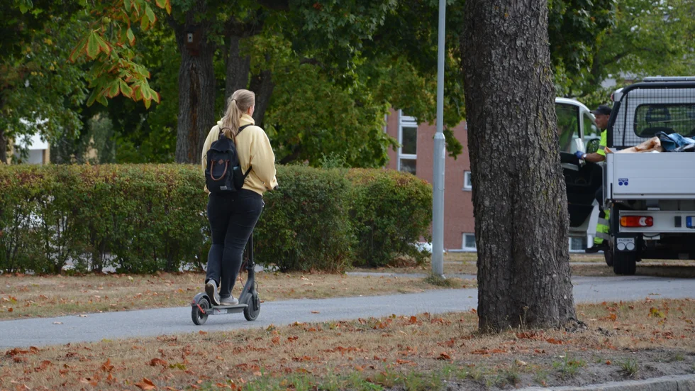 Från och med den första september införs en ny lag för elsparkcyklar. Det blir förbjudet att köra på gångbanor. 