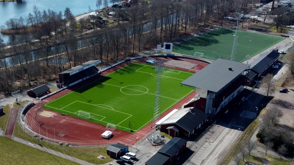 Idrottsparken i Motala har två konstgräsplaner, men den bortre gamla planen går knappt att spela på. Planer finns för att lägga en ny matta där, men det kan bli tajt att lägga den redan i vinter och det betyder trängsel i lokala fotbollen.