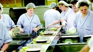 Byter huvudman. På fredag offentliggör kommunen och landstinget en överenskommelse om köket på Norra. Kommunen tar över ansvaret för verksamheten. Det återstår att se hur många jobb som kan räddas.Foto: ANDERS LILJEGREN