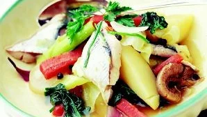 Vardagsgryta på strömming. Så god kan strömmingsgrytan bli. Gillar du rom passar det bra i denna.