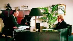 Odjuret och godheten. Örjan Ramberg och Claes Eriksson har rollfördelningen glasklar i "Den enskilde medborgaren".Foto: SF