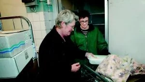 Slutleverans. Agneta Hälleblad och Åsa Svensson tömmer det sista ur frysrummet i Gertrudsgårdens kök för transport ut till det ombyggda storköket vid Gertrudsvik. Foto: ANDERS LILJEGREN