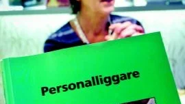 Personalliggare. Restaurang- och frisörbranschen måste föra anteckningar över de som arbetar i lokalen. Skatteverket besöker under 2007 80 procent av landets företag. I bakgrunden Gun Abbegård på frisörsalongen Chrisma. Foto: Anders Steiner