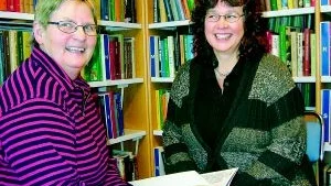 Nytänkande. - Det krävs ett helt nytt synsätt för biblioteksfilialer på landsbygden. Det måste finnas möjligheter att få låna på andra tider än dagens som visar att biblioteket är dåligt utnyttjat, säger Agneta Svensson,  till vänster, ansvarig för biblioteket i Blankaholm och Sonja Hedman-Folke, ordförande i samhälls- och föräldraförening i Blankaholm.Foto: Margareta Ljungblad
