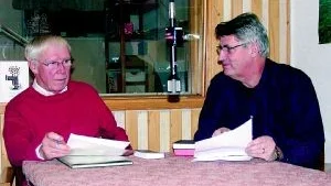 Goda minnen. Radioveteranen Bertil Andersson (till vänster) och pingstförsamlingens pastor Roland Nilsson i Radio Dramatens studio. Samtalet dem emellan fylls av goda minnen men också sorg inför nedläggningen som sker de närmaste dagarna. Att verksamheten döptes till Radio Dramaten hänger naturligtvis ihop med byggnaden där studion finns. Det är ju Västerviks gamla teater som pingstförsamlingen tog över 1921. Foto: Rune Engelbrektson