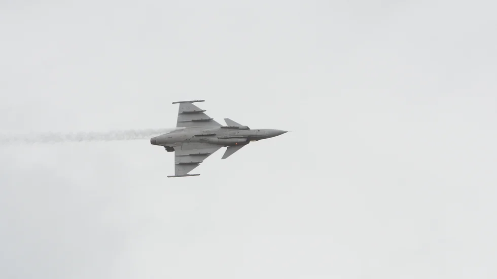 Stridsflygplanet Jas 39 Gripen var först ut under flygprogrammet och lockade många åskådare.