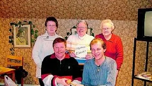 Generös gåva. Damklubben representerad av  fr.v. Sara Nilsson, Elly Thuresson och Dagny Johansson, överlämnade en gåva på 25 000 kronor. Sittande avgående ordföranden Peter Karlsson och den nyvalde Hans Johansson.