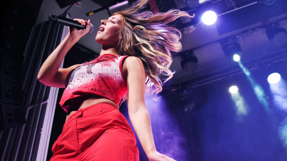 Biljetterna till Hanna Ferms konsert i Kiruna var slut på förhand, och de som inte tog sig in missade en historisk kväll enligt recensenten.