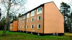 Görs om. Personalbostaden med gavel mot Norra vägen ska byggas om till vandrarhem. 70-90 gäster kommer att få plats. Foto: Anders Steiner