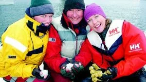Besättning. Julia Wennerdahl , till vänster, tillsammans med sin besättning Paula Olsborg och Lotta Lindh, alla från GKSS.                                                                                                                                                  Foto: Jerker Norlander