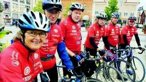 Tour de Parkinson. Sex av deltagarna i friskvårdsloppet kör sträckan Ystad-Stockholm i loppet som går genom hela Sverige. Från vänster: Birgitta Andersson, Leif Ericsson, Sixten Johansson, initiativtagaren Bernt Bengtsson, Ronny Nordström och Gösta Persson. Foto: Mattias Ahlm
