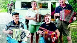 Laddar för stämman.  Rune Larsson, Lidköping, sittande från vänster, Kurt Svanström, Gun-Britt Johansson, Hjo och Sven-Erik Larsson, Järpås,  får i gång musiklivet på skolplanen som nu är platsen för hitresta durspelare.