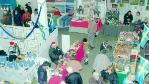 Mycket folk. En hel del folk kom till årets julmässa i Helgenäs där det fanns ett stort utbud av saker i de olika montrarna.