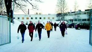Inga kommentarer. De anställda på Ankarsrums Industries AB hade inget att tillägga om företagets beslut om neddragningar. Foto: MARGARETA LJUNGBLAD