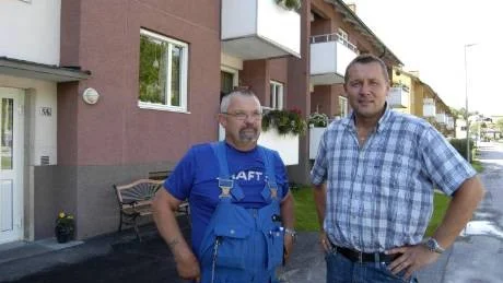 Håkan Önell, Överum och Mikael Magnil-Thunberg, Göteborg, TWL Bygg och serviceteknik AB /Växa förvaltning AB framför hyreshusen på Linköpingsvägen i Överum som numera ägs av Hemfosa fastigheter AB.