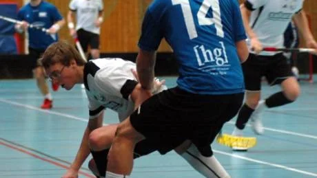 Antvardens tremålsskytt Tommy Nilsson, till vänster, i kamp med en motståndare i lördagens match. Foto: Ingemar Petersson