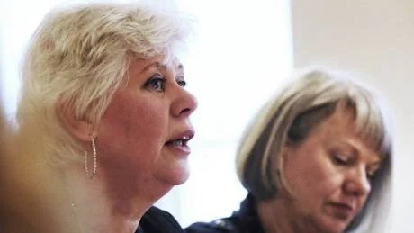 På föreningen Visans stämma och årsmöte togs beslut om försäljning av Slottsholmen. Till vänster ordförande Gun Karlsson i föreningen Visan och Eva Grönvall, kommunens kommunikationsstrateg.Foto: Karin Hertz