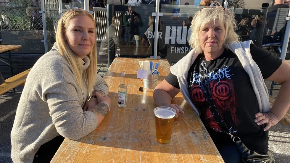 Mor och dotter Barbro och Rebecca Andersson väntar i solskenet på kvällens andra band i Zornheym.
