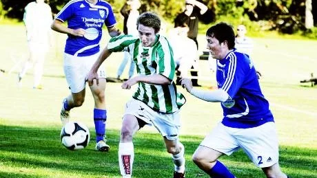 Veckans spelare Jesper Skälhammar gjorde tre mål för sitt Ankarsrum i derbyt mot IFK. Här är det IFK-arna Filip Johansson och Erik Gustafsson som inte får stopp på Skälhammar.Foto: Ola Axman