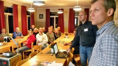 Roger Siverth och Mikael Prag från Trafikverket informerade Hummelstadborna om den nya bro som ska byggas med start tidigast år 2013.Foto: Anders Jacobsson