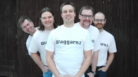 Waggarnz från Gamleby står för premiärunderhållningen i Gamleby folkpark. Från vänster: Per Ekman, trummor, Thomas Svahn, gitarr, Jörgen Öfverberg, sång, Måns Axelsson, bas och Mikael Rosander, gitarr. Foto: Ebba Karlsson