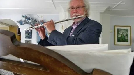 Inge Jonsson lämnar aldrig ifrån sig sin tvärflöjt. Han övar varje dag.