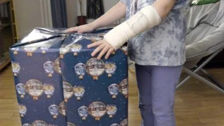 Hedda Swahn i Överum bröt armen när det inte var sandat utanför huset. Som kompensation fick hon en stor julklapp av vaktmästarna, det är en riktigt fin grej som hon önskat sig men som hon inte får veta förrän julafton. Det är låååångt dit. Foto: Hans Brandin