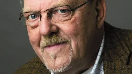 Lars Yngve Johansson är en av tre antikexperter som kommer till Gamleby centrum för att  hjälpa ett par hundra att få sina antikviteter bedömda och värderade. Foto: Philip Håkansson