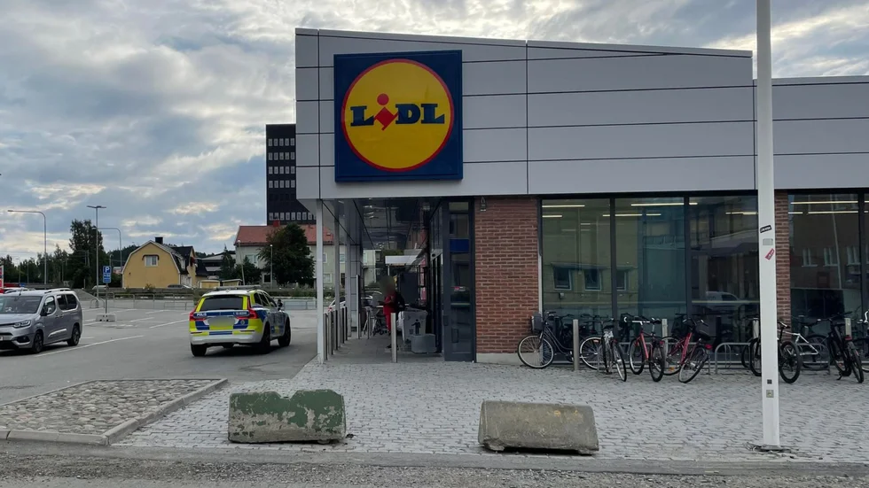 Polisen ryckte ut med blåljus till butiken tidigt på lördagsmorgonen.