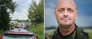 Irritation när flera fick vänta i timmar: "Bara att beklaga" • Delade ut vatten till bilister