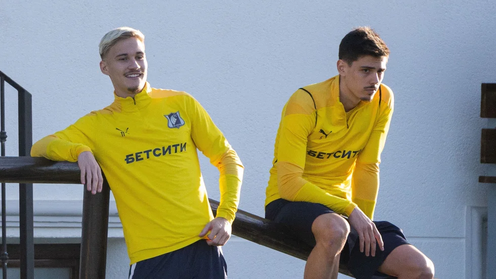 Pontus Almqvist (till vänster) tidigt i våras på ett träningsläger i Marbella med sin ryska proffsklubb Rostov. Sedan har han hunnit med att vara utlånad till FC Utrecht och nu polska Pogon Szczecin.