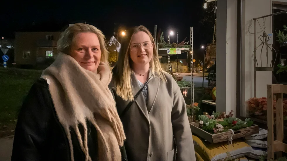 Vilma Castella (till höger) har kommit från Ljungsbro för att besöka mamma Pia med anledning av Tjejkvällen.