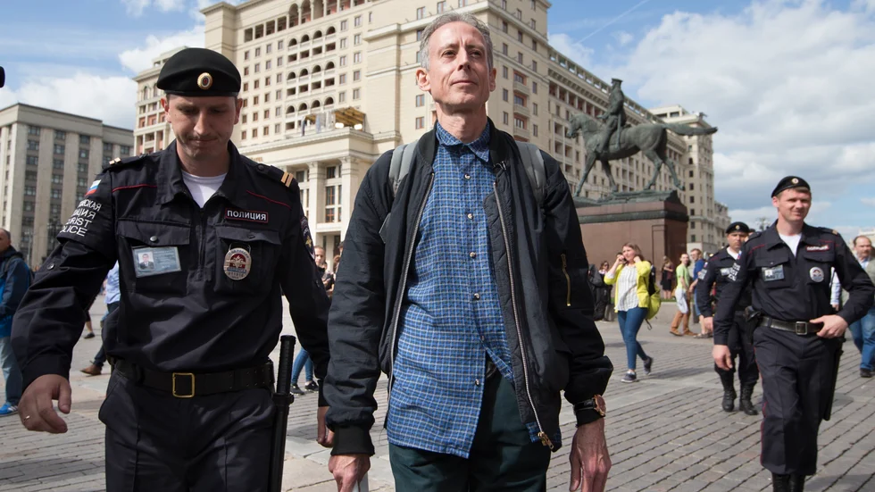 Peter Tatchell har gripits av myndigheter tidigare, här i Ryssland. Arkivbild.