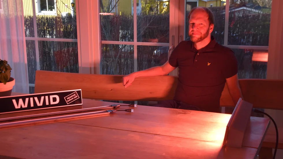 Wivids ledlampor ger belysning i olika spektra och därmed i olika färg, vilket vd Erik Wikström här visar exempel på.