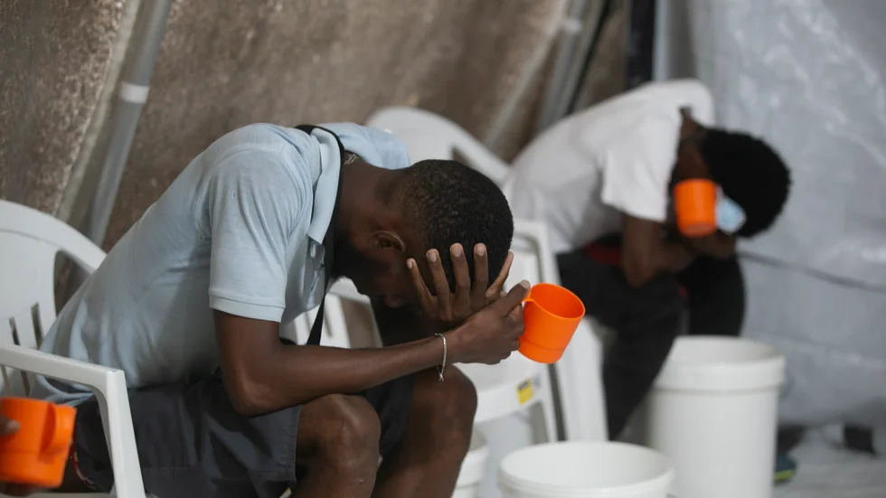Personer med kolerasymptom vid en klinik i Port-au-Prince som drivs av Läkare utan gränser. Arkivbild.