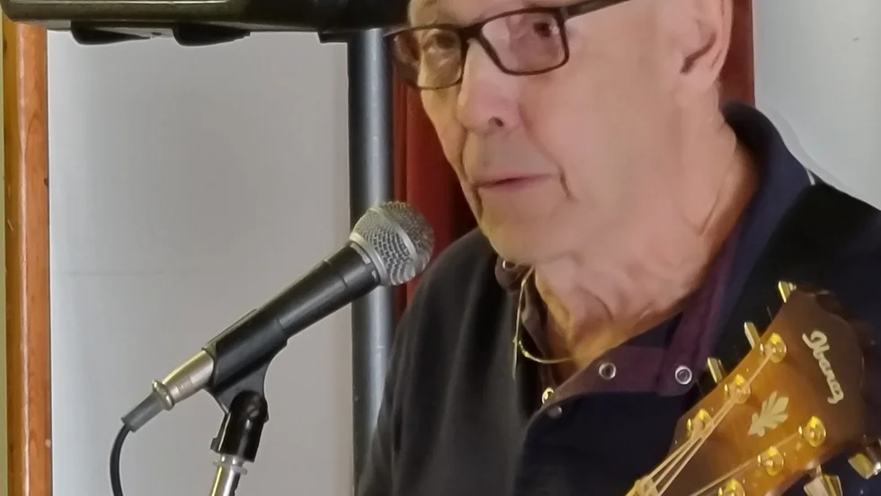 Karl-Artur Emmoth spelade, sjöng och berättade.