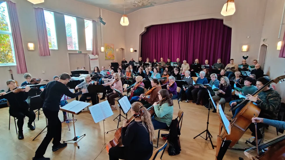 Nyköpings kammarkör repeterar konserten "Eternal light - ett requiem för de levande" tillsammans med Södertälje kammarkör, stråkar, piano och sångolister.