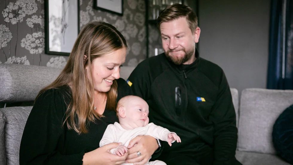Innan Frida Myrvälder och Svante Hägg kunde berätta att de skulle bli föräldrar fick de otaliga frågor från vänner och kollegor om det inte är dags att skaffa barn. "Det har varit tufft. Ingen visste vad vi gick igenom", säger Svante. "Du har ingen aning om vad som pågår i andras liv. Så ge fan i att fråga", ryter Frida ifrån.