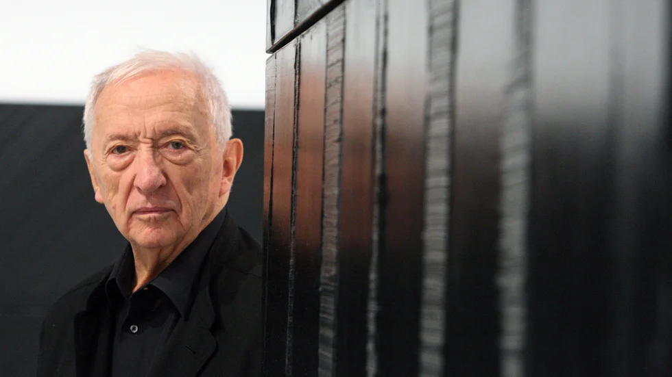 Konstnären Pierre Soulages fotograferad 2009 framför ett av sina verk på Centre Pompidou i Paris. Arkivbild.