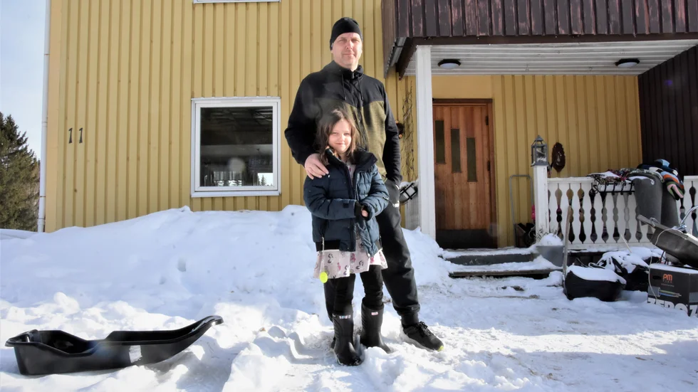 "Man behöver inte planera och familjen behöver inte fundera. Är vi lediga så är vi lediga", säger Anders Karlsson som menar att familjelivet är enklare utan jobbet som deltidsbrandman. Här med dottern May, 7 år.