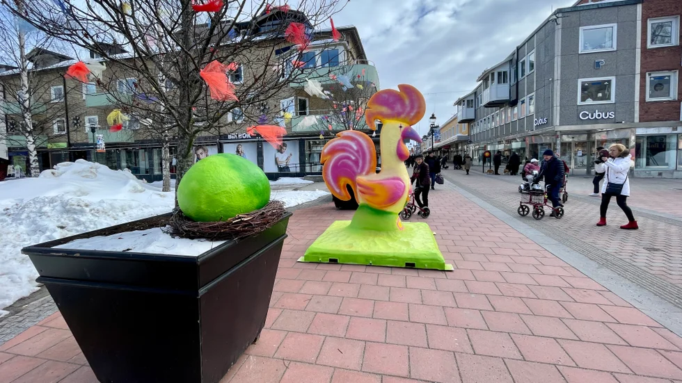 Årets påsktupp avtäcktes på fredagen och ståtar nu på Byxtorget där den utgör ett färgglatt och uppskattat inslag.
