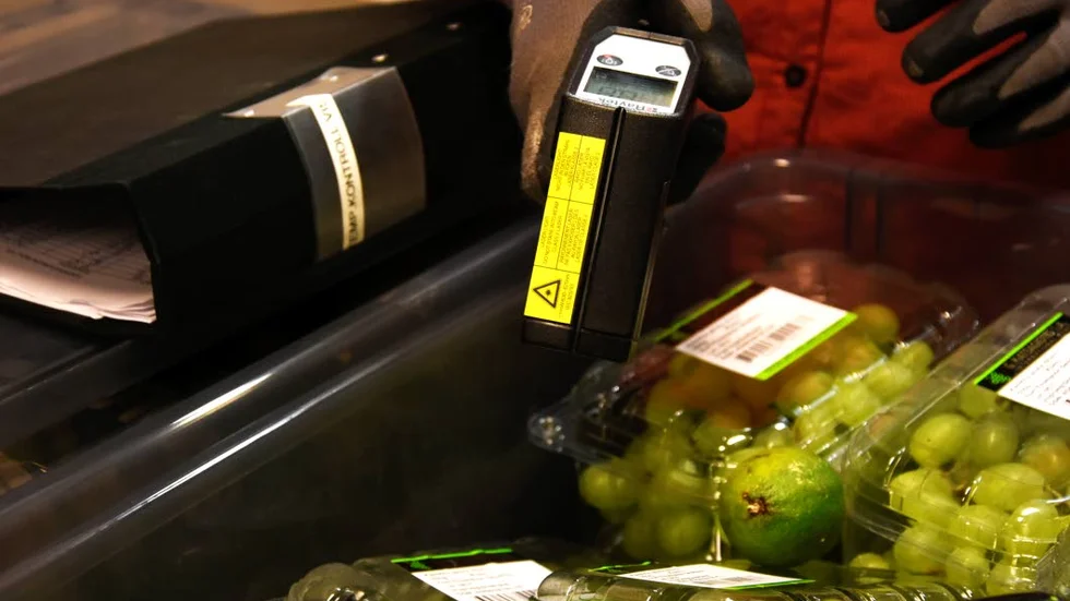 Kontroll. Varorna som Kvinnojouren får är inte dåliga utan det kan vara frukt som blir över eller kartonger med mat som är kantstötta och som kunder därför inte köper. Här mäts temperaturen på frukten.