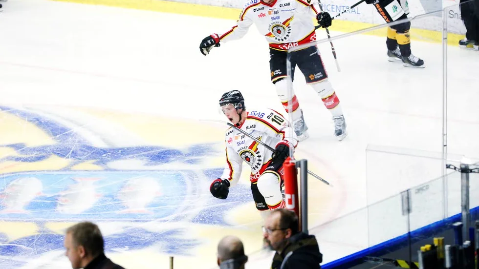 JUBEL. Tim Kennedy gjorde sitt första SHL-mål när Luleå Hockey slog Skellefteå på bortaplan.