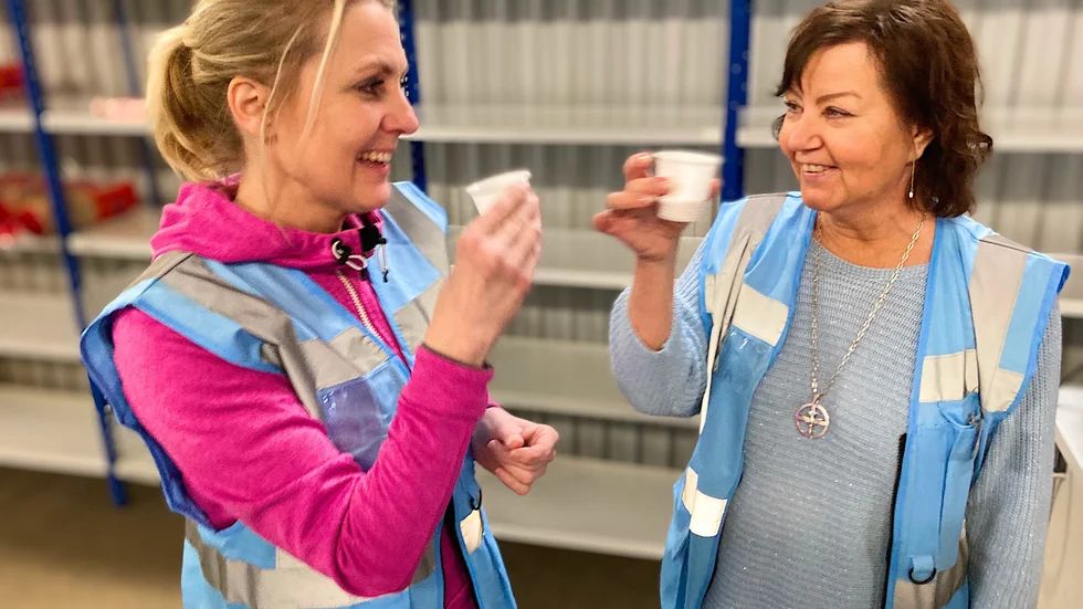 Butikschefen Annelie Söderlund och diakonen Marita Klingert tog sig en provklunk av filen.