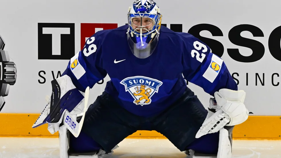 Finländske guldmålvakten Jussi Olkinuora förstäker Brynäs. Arkivbild.